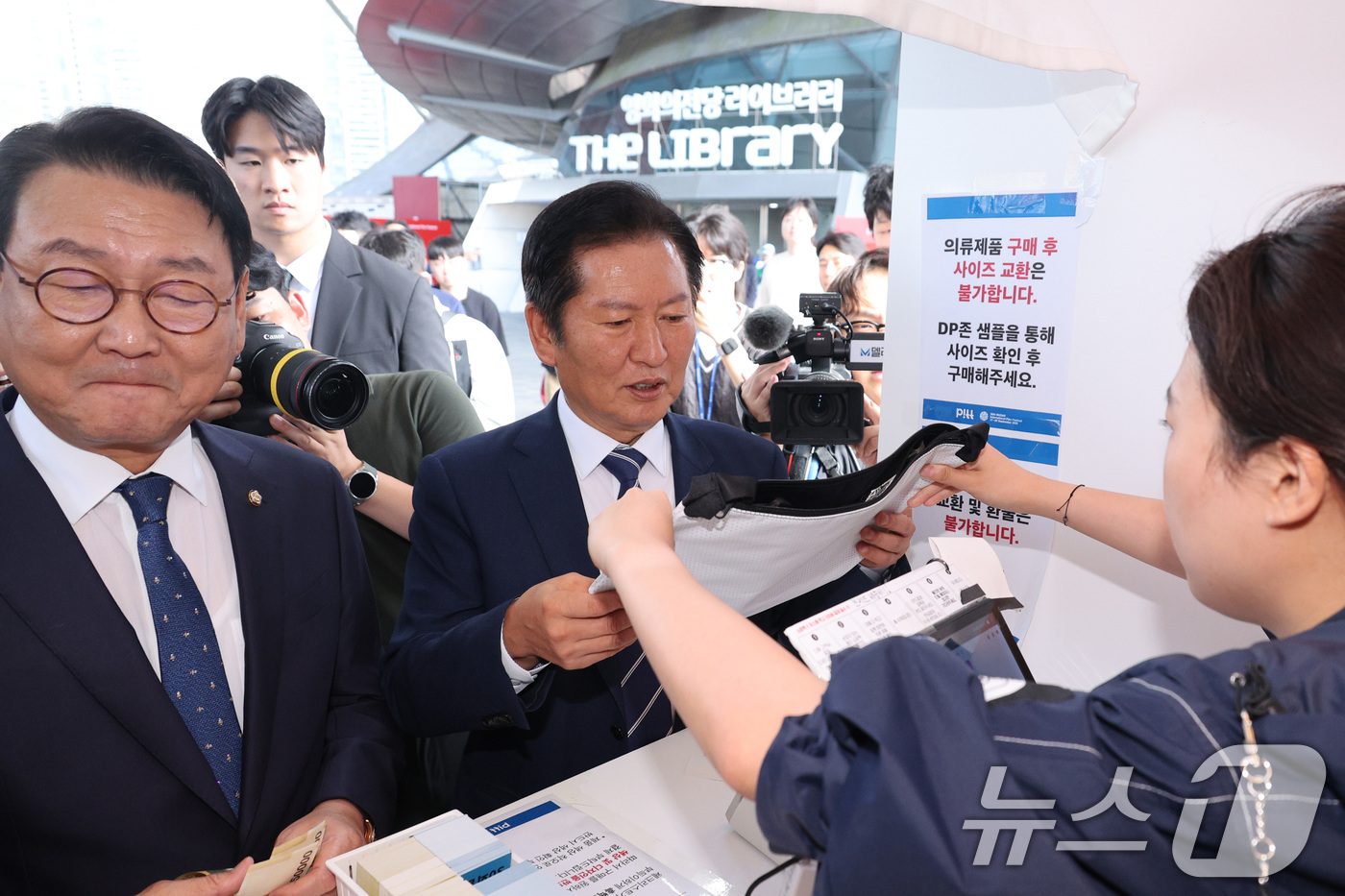 (부산=뉴스1) 신웅수 기자 = 정청래 더불어민주당 대표가 23일 오후 부산 해운대구 부산국제영화제 현장을 찾아 영화제 굿즈를 구매하고 있다. 2025.9.23/뉴스1