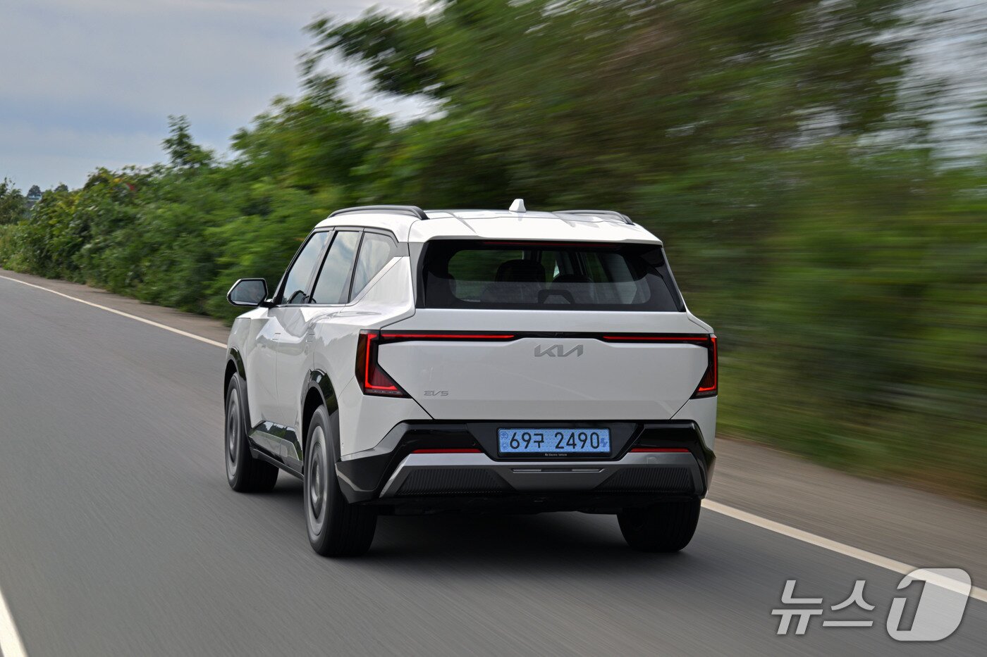 본문 이미지 -  주행 중인 기아 EV5 뒷모습.&#40;기아 제공&#41;