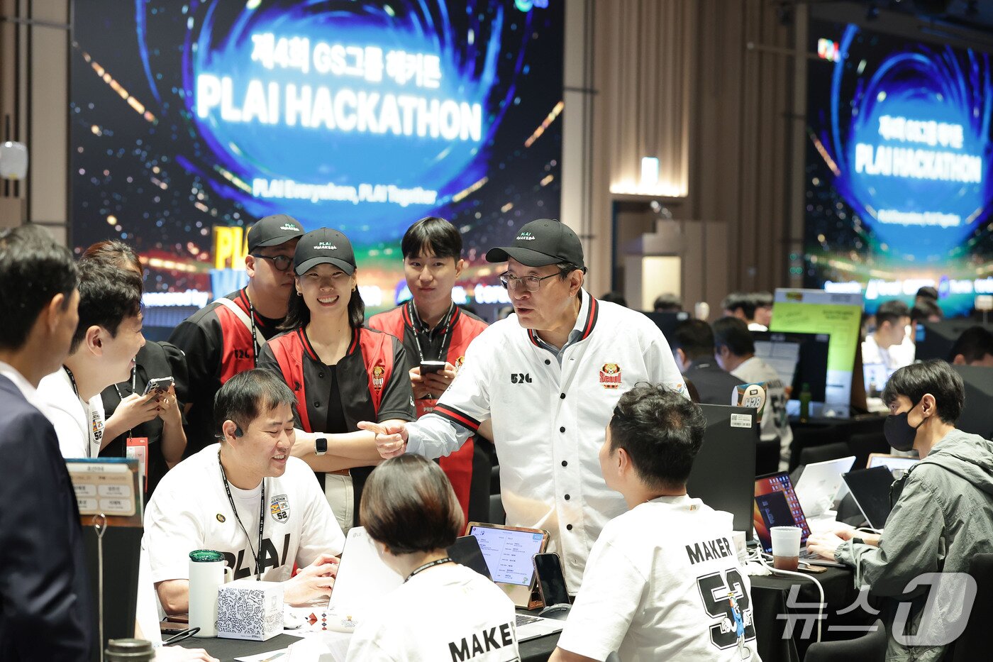 본문 이미지 - 허태수 GS 회장이 8일 웨스틴 서울 파르나스에서 개막한 &#39;제 4회 GS그룹 해커톤&#39; 현장에 방문했다.&#40;GS그룹 제공&#41;