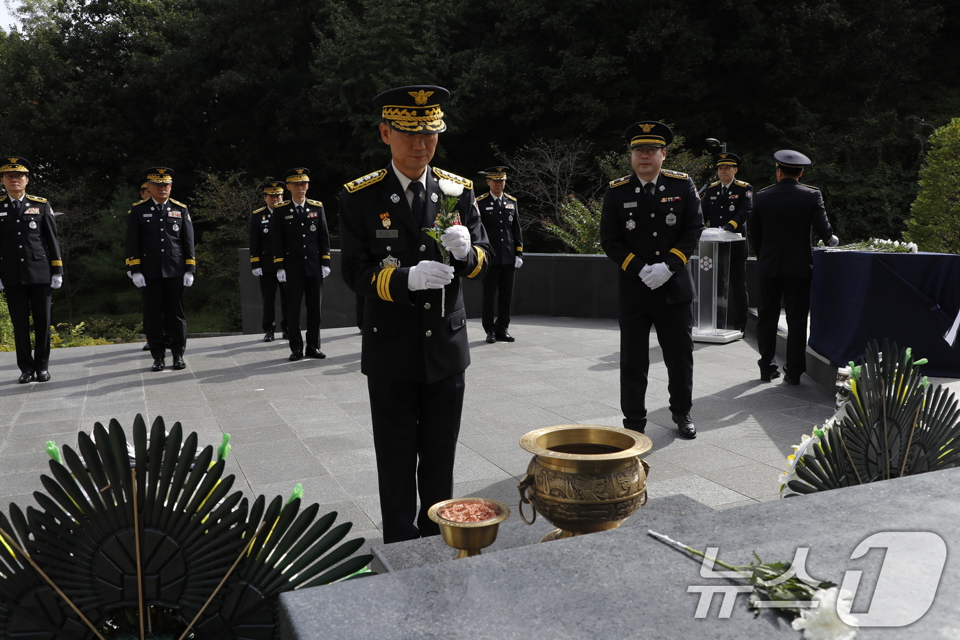(서울=뉴스1) = 홍영근 서울소방재난본부장이 23일 서울 은평구 서울소방학교에 위치한 소방혼탑을 찾아 헌화하고 있다. (서울소방재난본부 제공. 재판매 및 DB 금지) 2025.9 …