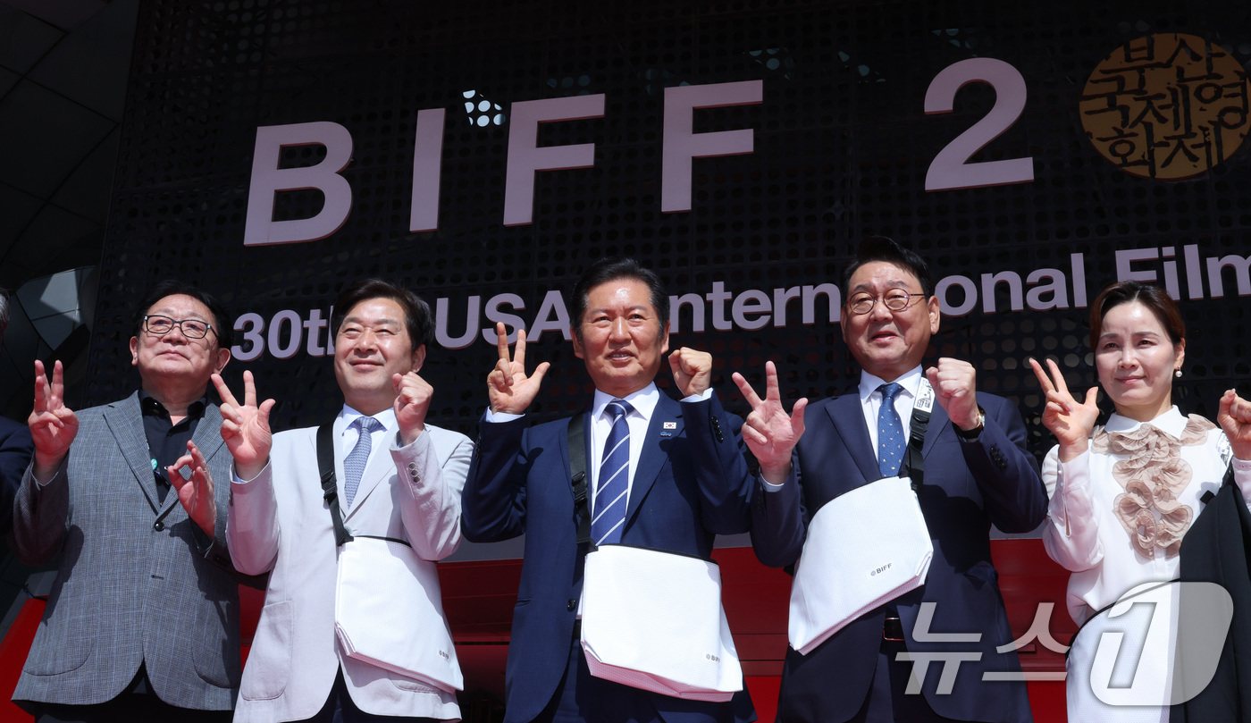 (부산=뉴스1) 신웅수 기자 = 정청래 더불어민주당 대표가 23일 오후 부산 해운대구 부산국제영화제 현장을 찾아 참석자들과 기념 촬영을 하고 있다. 2025.9.23/뉴스1