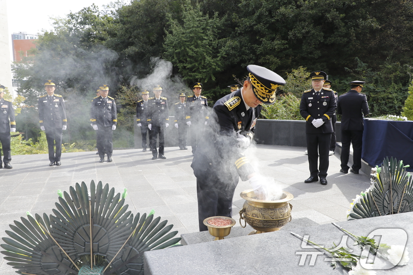 (서울=뉴스1) = 홍영근 서울소방재난본부장이 23일 서울 은평구 서울소방학교에 위치한 소방혼탑을 찾아 분향하고 있다. (서울소방재난본부 제공. 재판매 및 DB 금지) 2025.9 …