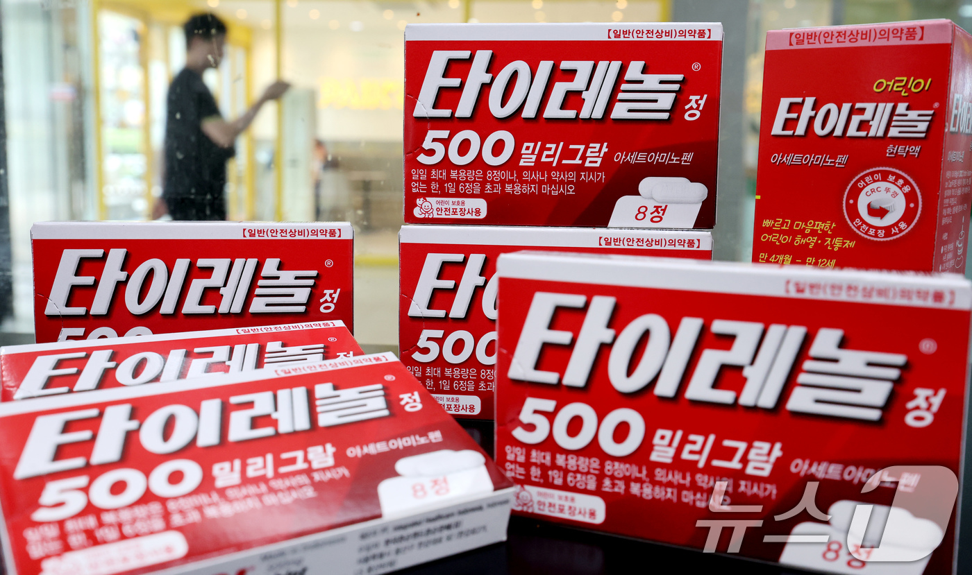 (서울=뉴스1) 이호윤 기자 = 23일 오후 서울 시내 한 편의점에 타이레놀이 진열돼 있다. 미국 보건복지부(HHS)에 이어 도널드 트럼프 대통령까지 부작용을 언급하며 최근 의료계 …