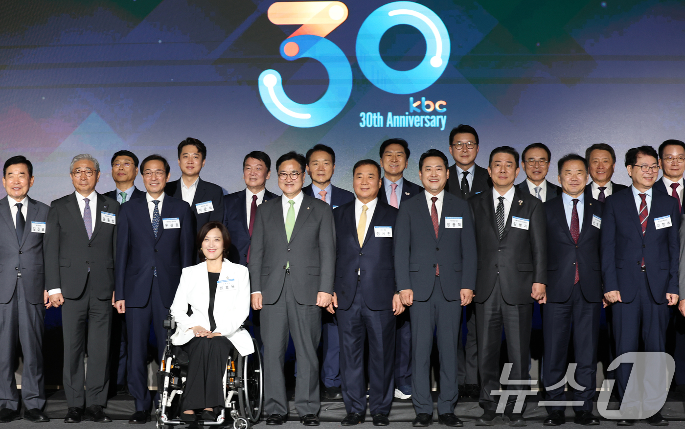 (서울=뉴스1) 오대일 기자 = 23일 오후 서울 여의도 페어몬트 서울호텔 그랜드볼룸에서 열린 KBC 광주방송 창사 30주년 기념식에서 우원식 국회의장과 장동혁 국민의힘 대표, 김 …