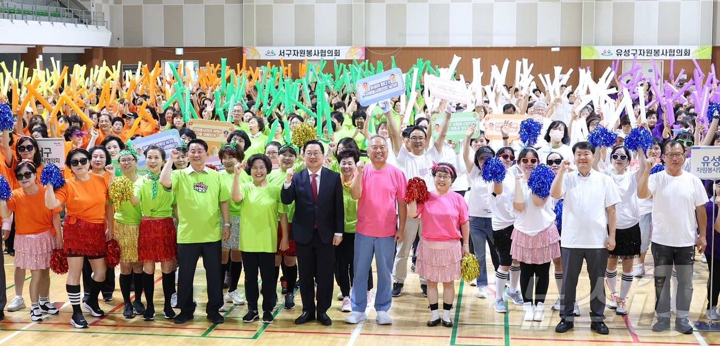 (대전=뉴스1) 김기태 기자 = 이장우 대전시장이 23일 한밭체육관에서 '제13회 자원봉사 어울림 한마당'에 참석해 참석자들과 포즈를 취하고 있다.이날 행사에는 대전시 자원봉사연합 …