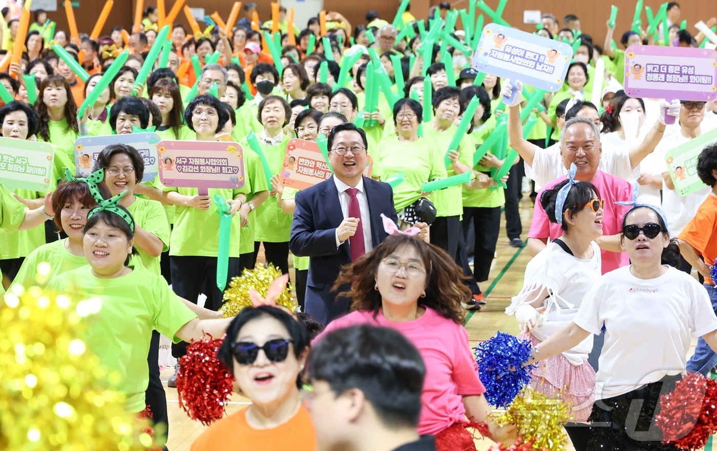 (대전=뉴스1) 김기태 기자 = 이장우 대전시장이 23일 한밭체육관에서 '제13회 자원봉사 어울림 한마당'에 참석해 참석자들과 율동을 따라하고 있다.이날 행사에는 대전시 자원봉사연 …