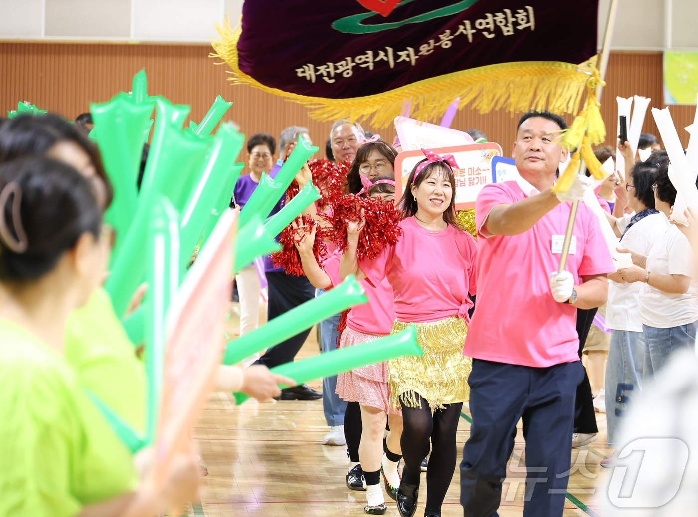 (대전=뉴스1) 김기태 기자 = 23일 한밭체육관에서 열린 '제13회 자원봉사 어울림 한마당'에서 현민우 운영위원장이 연합회기를 들고 입장하고 있다.이날 행사에는 대전시 자원봉사연 …