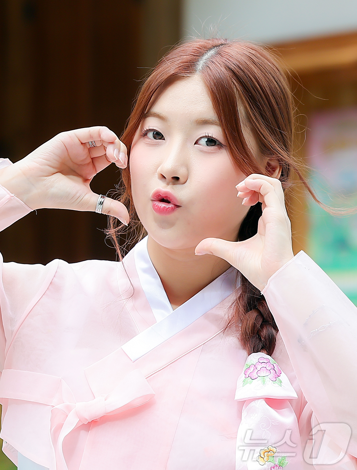 (서울=뉴스1) 김진환 기자 = 트로트 가수 성민지가 서울 뉴스1 인근에서 한복을 곱게 차려 입고 한가위 인사를 전하고 있다. 2025.10.6/뉴스1