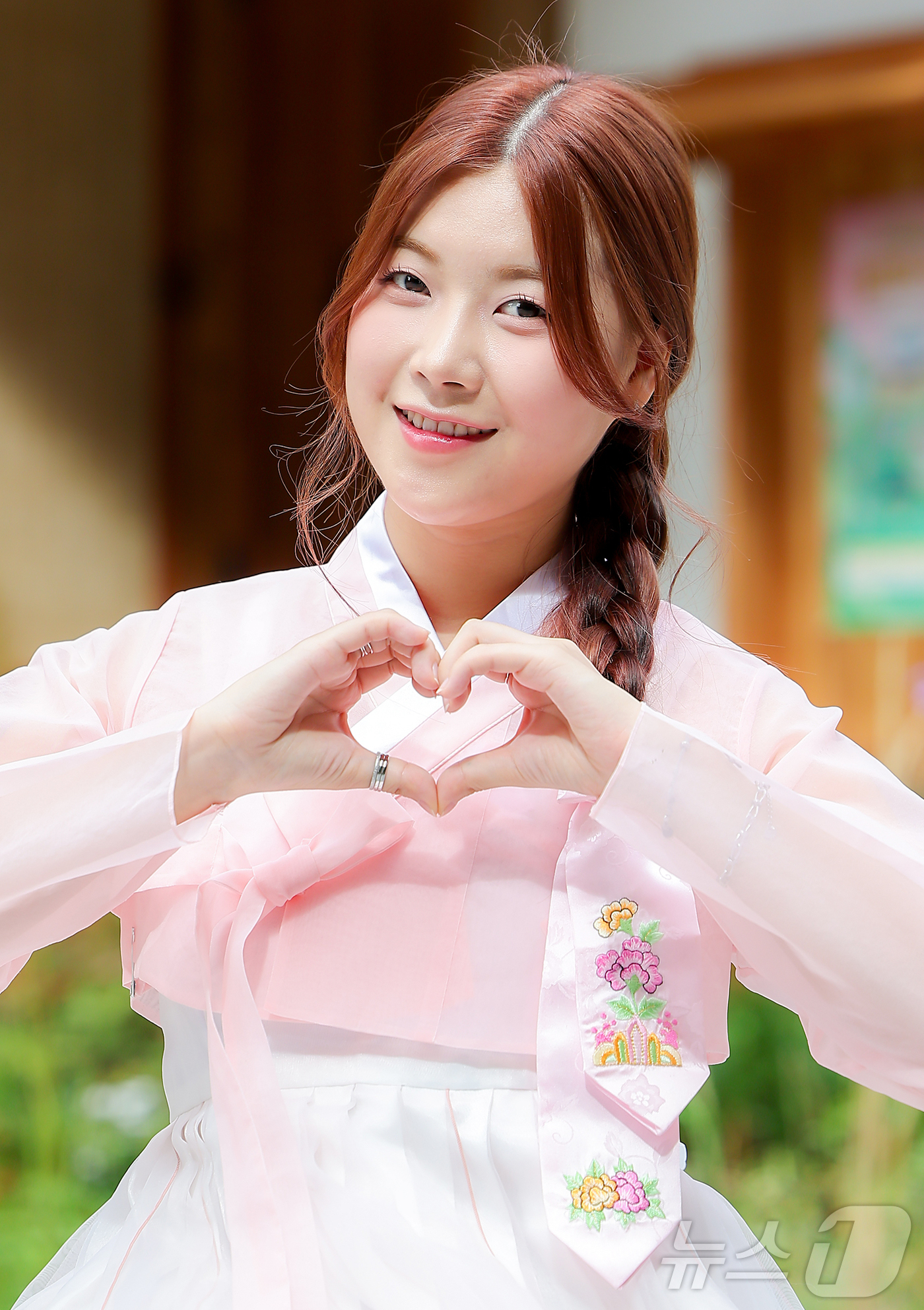 (서울=뉴스1) 김진환 기자 = 트로트 가수 성민지가 서울 뉴스1 인근에서 한복을 곱게 차려 입고 한가위 인사를 전하고 있다. 2025.10.6/뉴스1