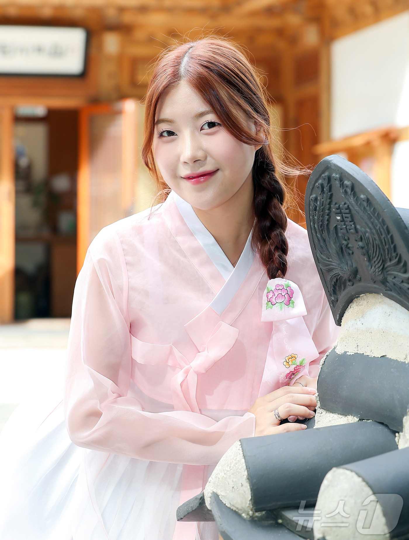 (서울=뉴스1) 김진환 기자 = 트로트 가수 성민지가 서울 뉴스1 인근에서 한복을 곱게 차려 입고 한가위 인사를 전하고 있다. 2025.10.6/뉴스1