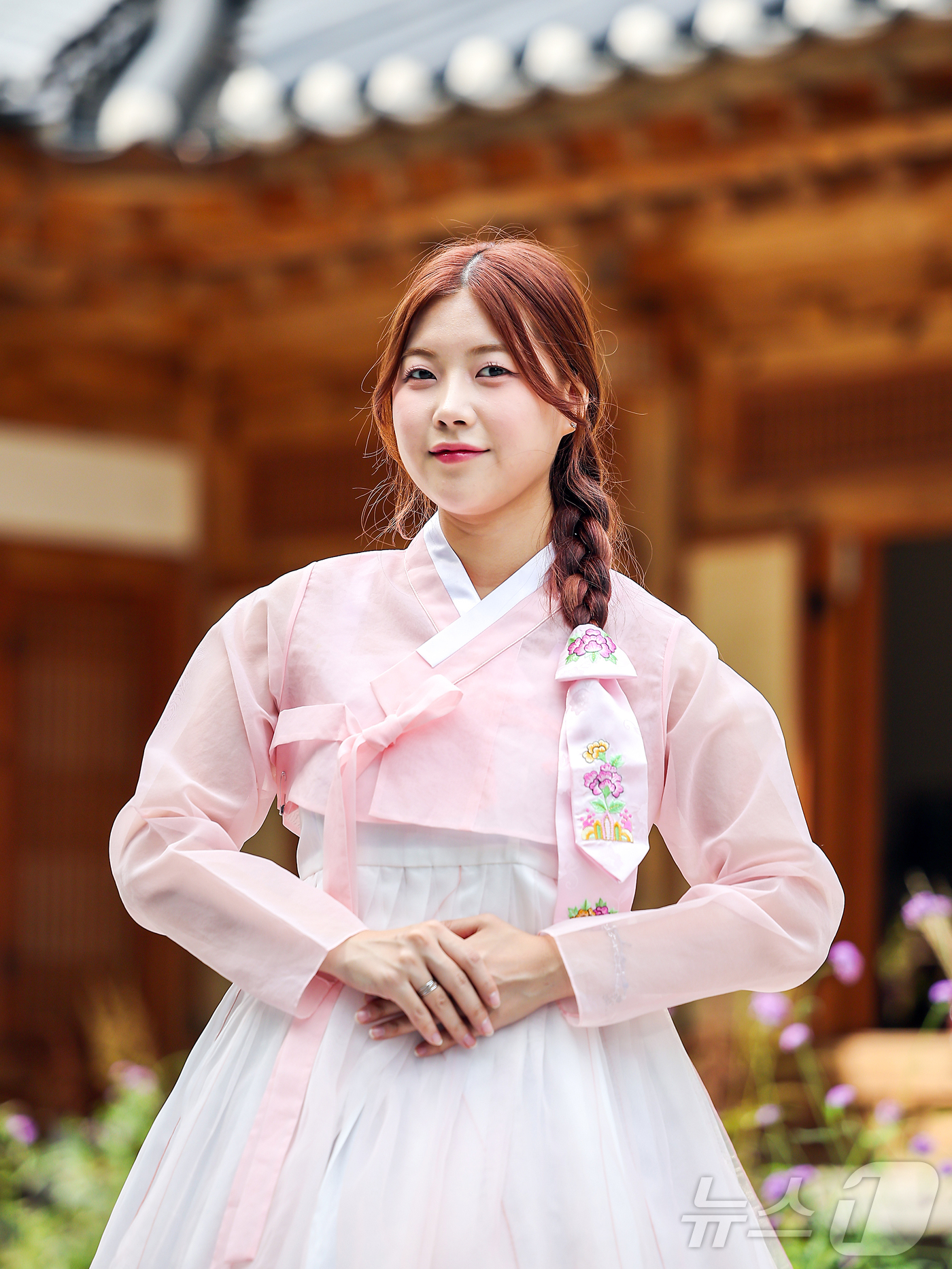 (서울=뉴스1) 김진환 기자 = 트로트 가수 성민지가 서울 뉴스1 인근에서 한복을 곱게 차려 입고 한가위 인사를 전하고 있다. 2025.10.6/뉴스1