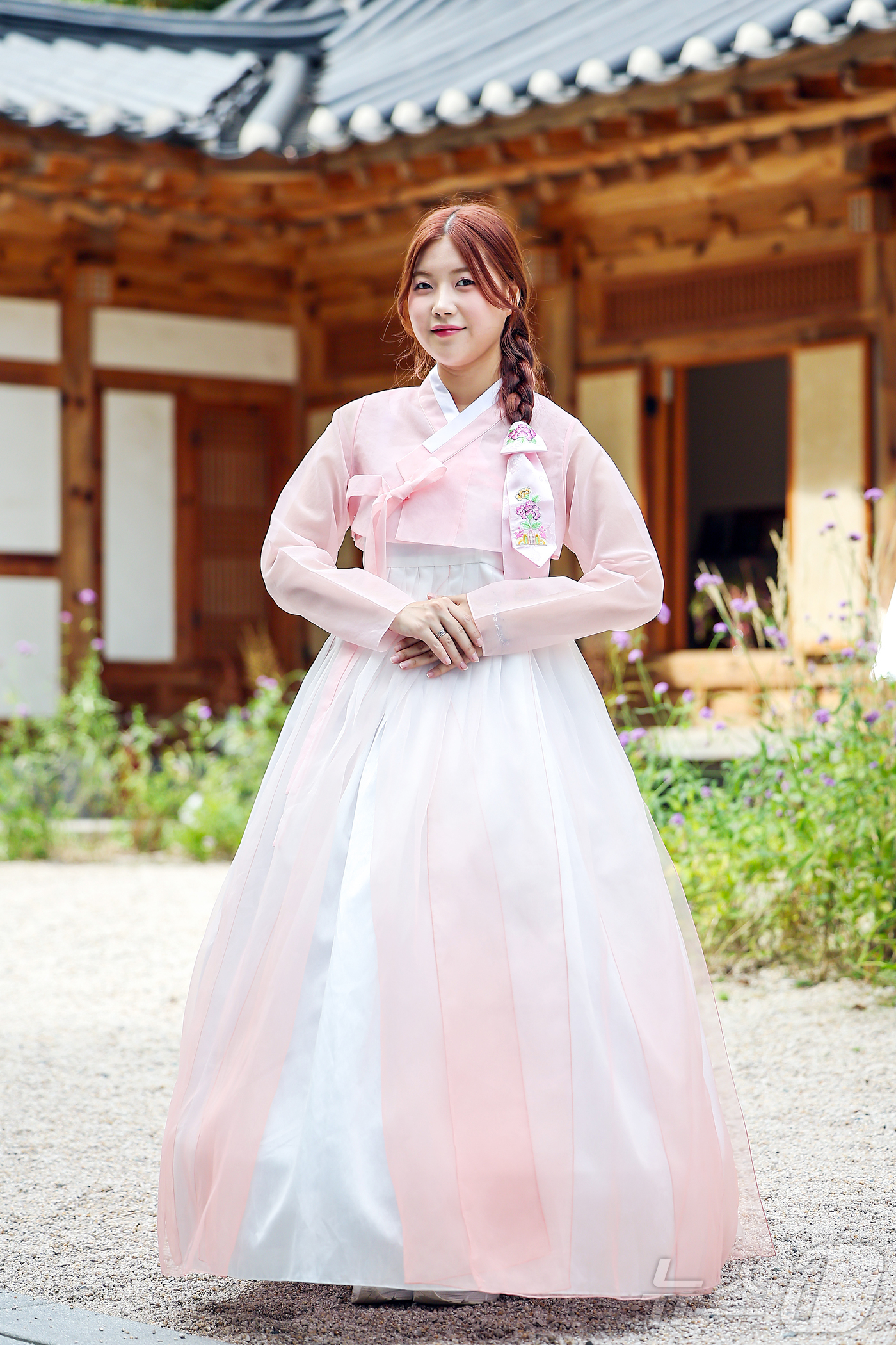 (서울=뉴스1) 김진환 기자 = 트로트 가수 성민지가 서울 뉴스1 인근에서 한복을 곱게 차려 입고 한가위 인사를 전하고 있다. 2025.10.6/뉴스1