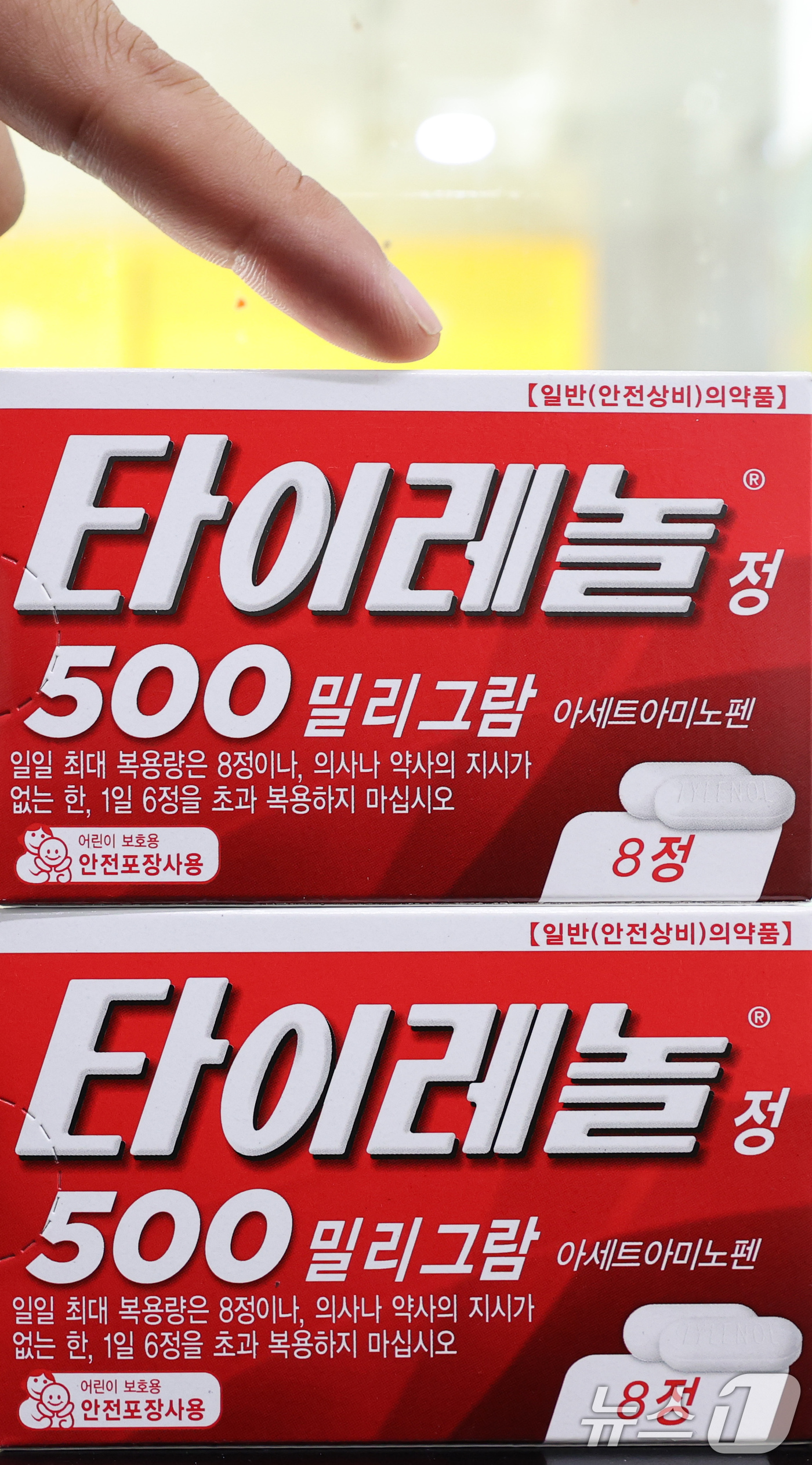 (서울=뉴스1) 이호윤 기자 = 23일 오후 서울 시내 한 편의점에 타이레놀이 진열돼 있다. 미국 보건복지부(HHS)에 이어 도널드 트럼프 대통령까지 임산부가 복용시 태아 자폐 위 …