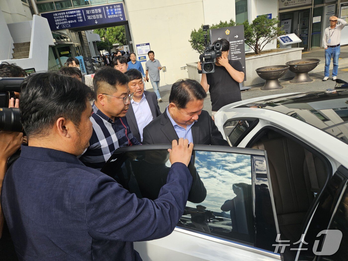 본문 이미지 - 23일 1심에서 징역형의 집행유예가 선고된 신경호 강원교육감이 대기 중인 차량에 탑승하고 있다.2025.9.23 한귀섭 기자