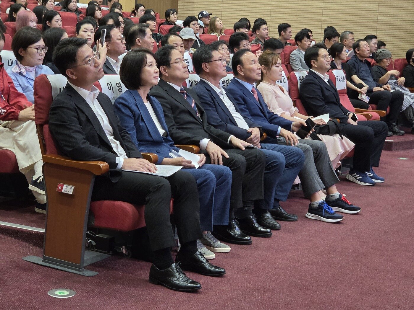 본문 이미지 - 봉사동물 지원 법적 근거 마련을 위한 정책포럼에 참석한 국회의원 및 정부관계자 ⓒ 뉴스1 한송아 기자