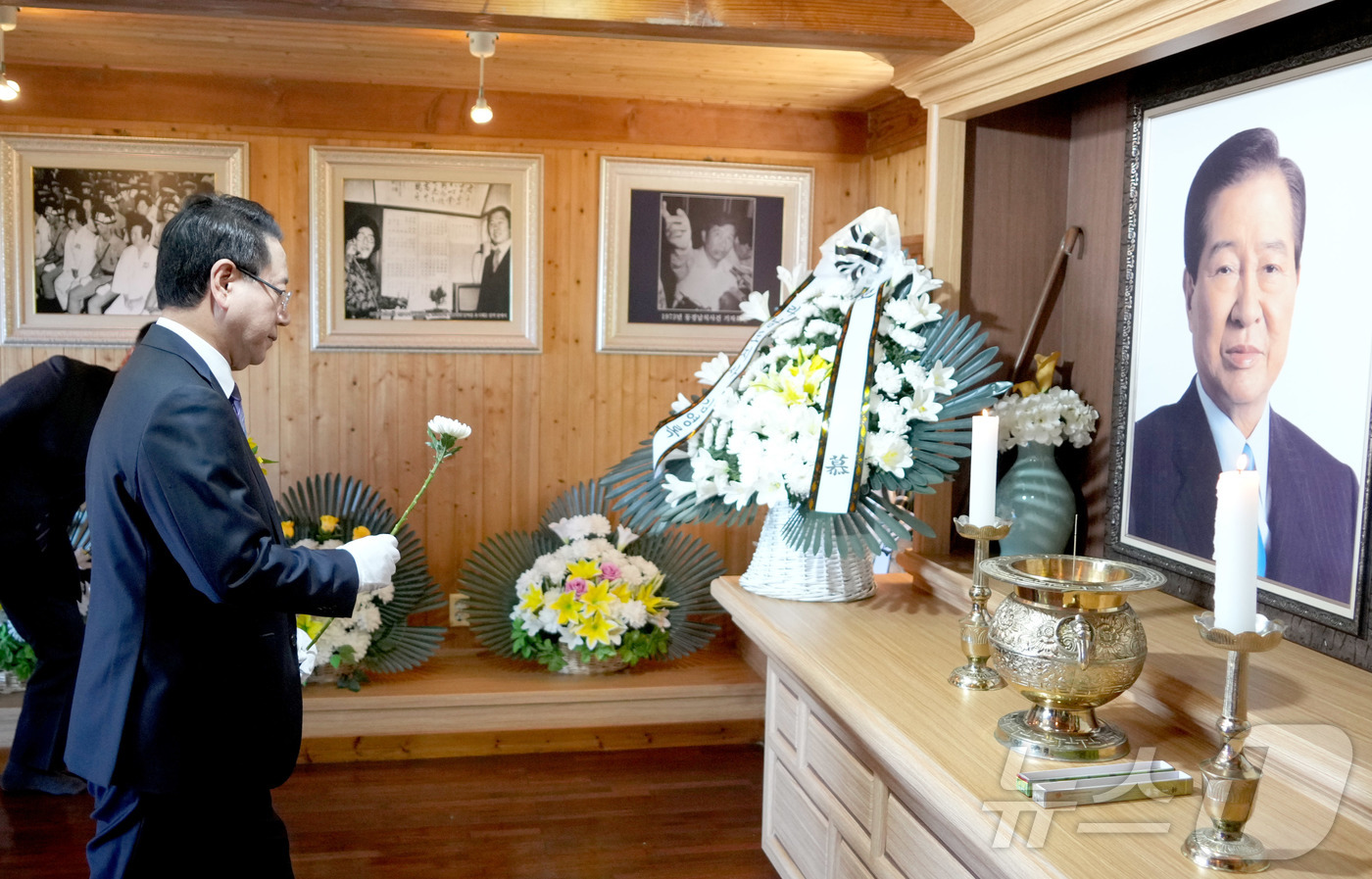 (무안=뉴스1) 전원 기자 = 23일 신안 ‘한반도 평화의 숲’ 준공식 행사를 마친 김영록 전라남도지사가 故김대중대통령 생가를 찾아 분향을 하고 있다.(전남도 제공. 재판매 및 D …