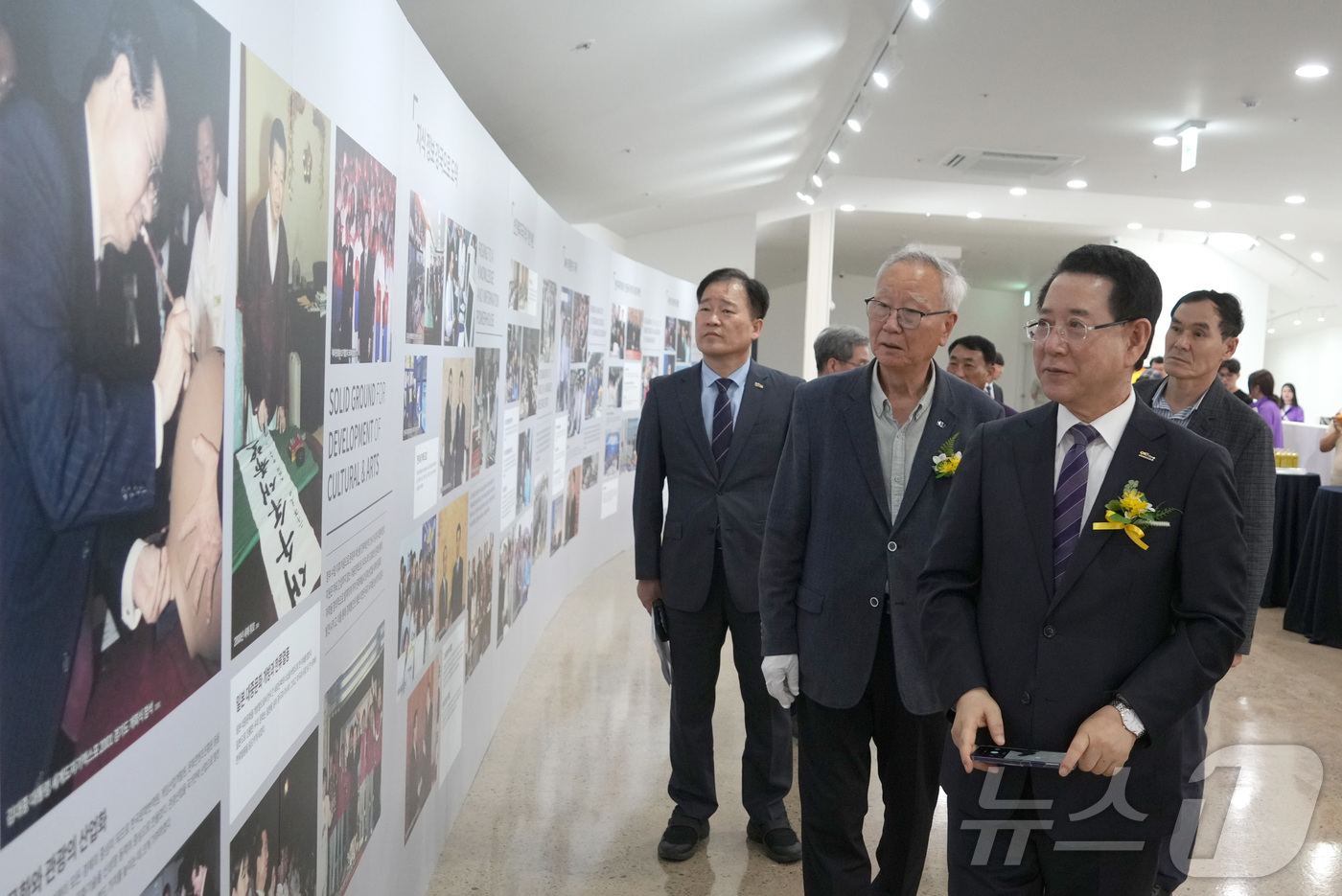 (무안=뉴스1) 전원 기자 = 23일 신안 ‘한반도 평화의 숲’ 준공식 행사를 마친 김영록 전라남도지사가 故김대중대통령 후광기념관을 둘러보고 있다.(전남도 제공. 재판매 및 DB금 …