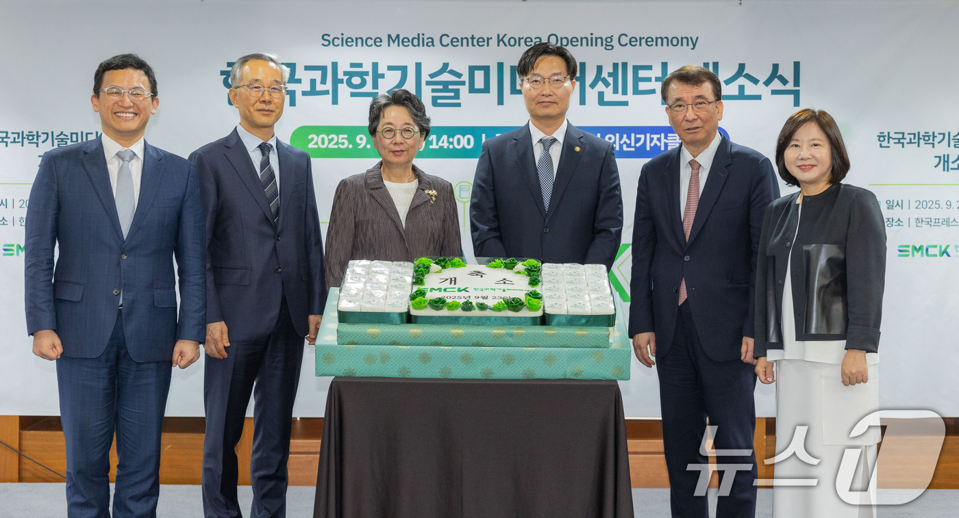 (서울=뉴스1) = 구혁채 과학기술정보통신부 1차관이 23일 서울 중구 한국프레스센터에서 개최된 '한국과학기술미디어센터 개소식'에서 참석자들과 함께 기념 촬영을 하고 있다. (과학 …