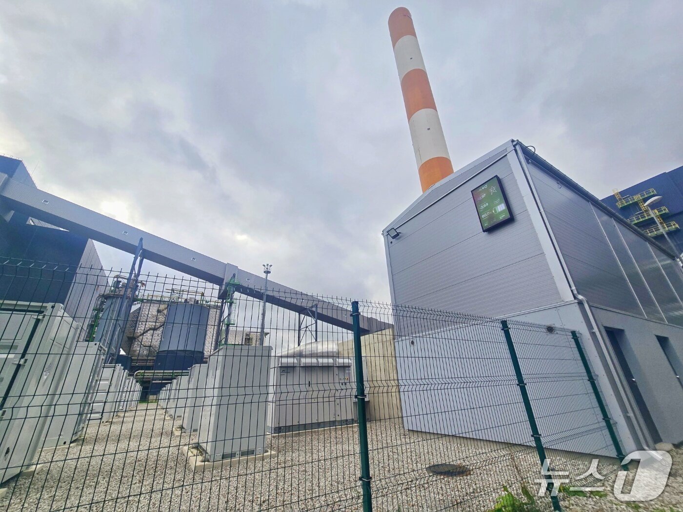 본문 이미지 - 에스토니아 국영 에너지 기업 에스티 에네르지아와 LG에너지솔루션은 오베르&#40;Auvere&#41; 산업단지에 재생에너지와 관련한 에너지저장장치&#40;ESS&#41;를 설치했다. 현지의 에너지 출입량이 화면에 표시되고 있다. ⓒ 뉴스1 황덕현 기자