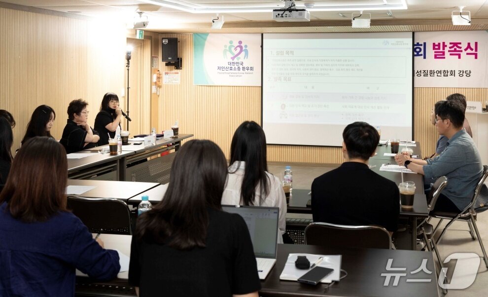 본문 이미지 - 국내에서 아직 생소한 '저인산효소증(Hypophosphatasis, HPP)' 환자 8명이 처음으로 목소리를 내기 시작했다. 지난달 한국저인산효소증 환우회를 발족하며 연대할 계기를 마련했는데 규모는 작지만, 저인산효소증을 알리고 사회 인식을 높일 출발점으로 주목된다.(한국저인산효소증환우회 제공)