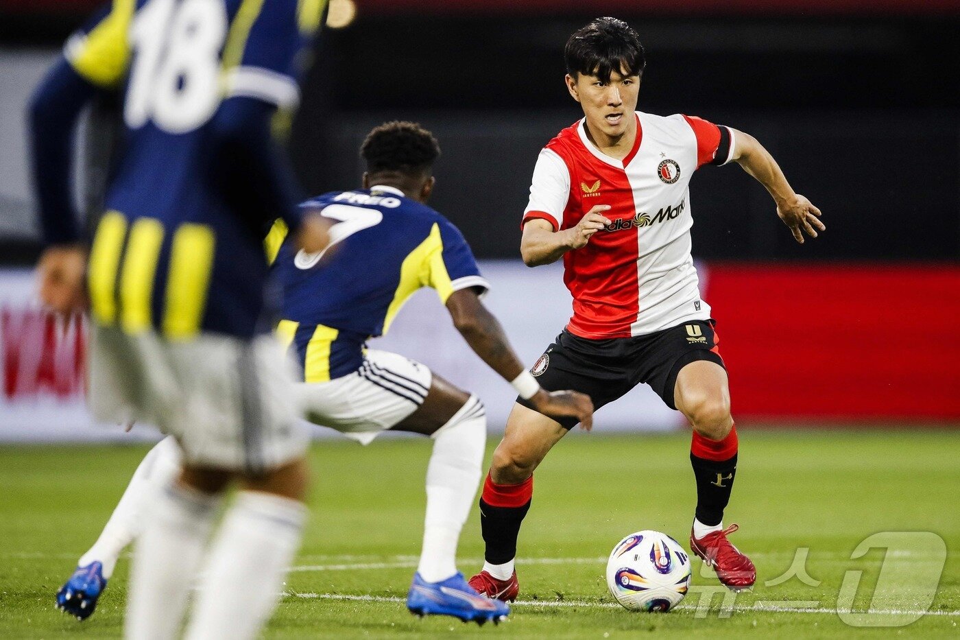 본문 이미지 - 페예노르트 황인범.  ⓒ AFP=뉴스1