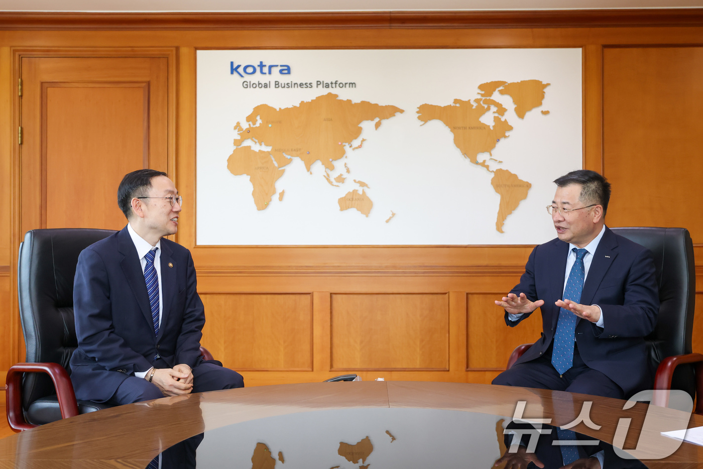 (서울=뉴스1) = 이명구 관세청장이 23일 서울 서초구 KOTRA 본사에서  강경성 KOTRA 사장과 대화를 나누고 있다. (관세청 제공. 재판매 및 DB 금지) 2025.9.2 …
