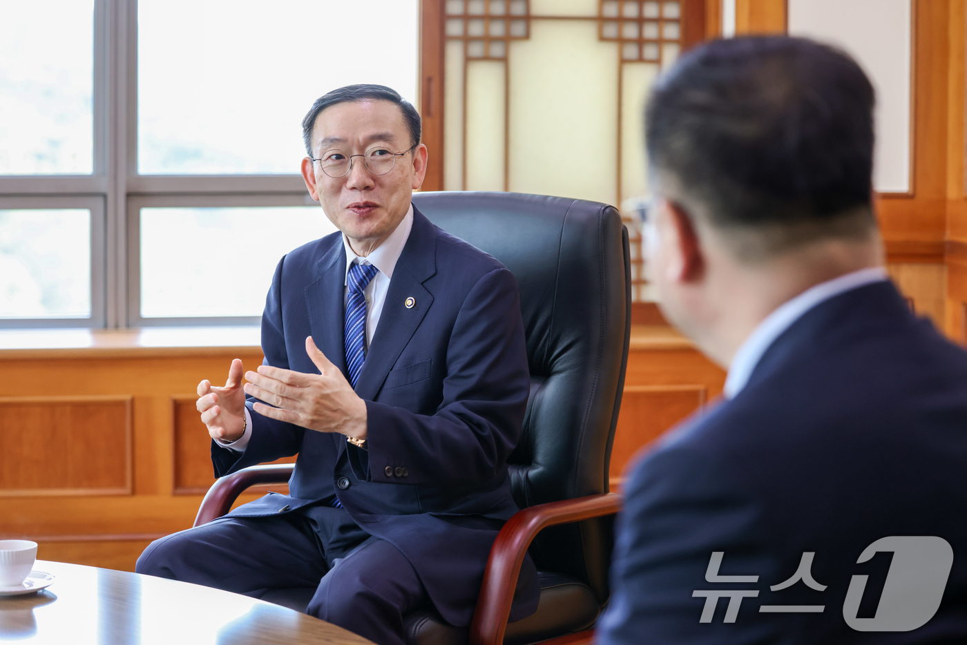 (서울=뉴스1) = 이명구 관세청장이 23일 서울 서초구 KOTRA 본사에서 강경성 KOTRA 사장과 중소 수출기업에 대한 지원방안에 대한 대화를 나누고 있다. (관세청 제공. 재 …