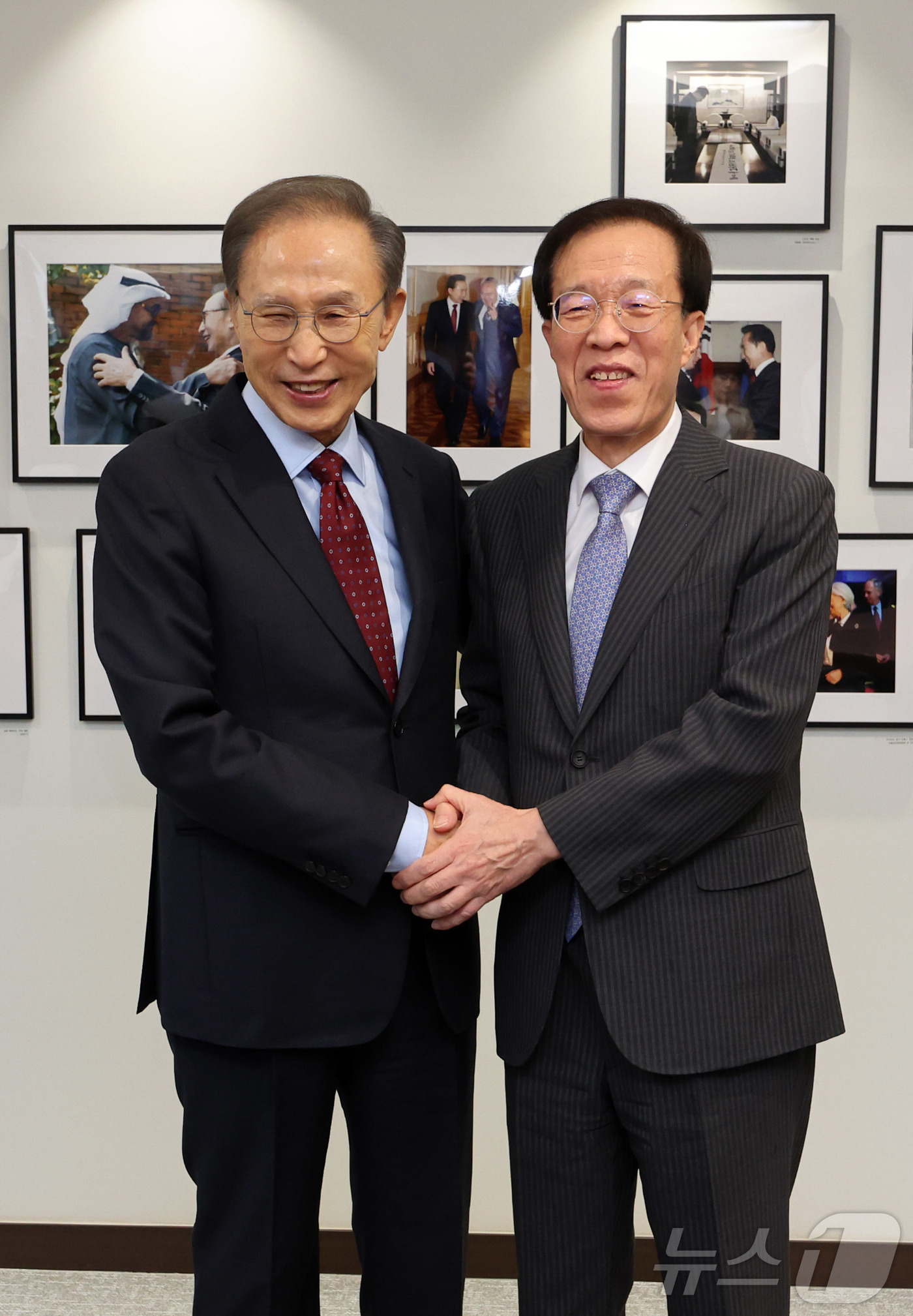 (서울=뉴스1) 김성진 기자 = 이명박 전 대통령이 23일 서울 서초구 청계재단에서 이석연 국민통합위원장과 기념촬영을 하고 있다. (공동취재) 2025.9.23/뉴스1