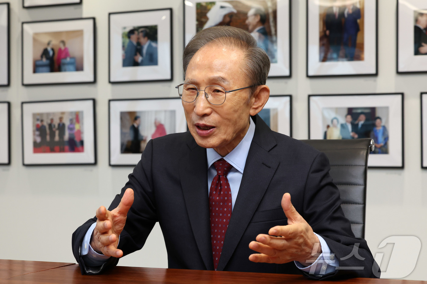 (서울=뉴스1) 김성진 기자 = 이명박 전 대통령이 23일 서울 서초구 청계재단에서 이석연 국민통합위원장과 대화하고 있다. (공동취재) 2025.9.23/뉴스1