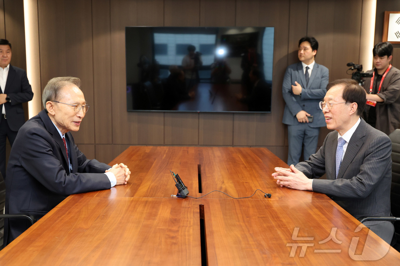 (서울=뉴스1) 김성진 기자 = 이명박 전 대통령이 23일 서울 서초구 청계재단에서 이석연 국민통합위원장과 대화하고 있다. (공동취재) 2025.9.23/뉴스1