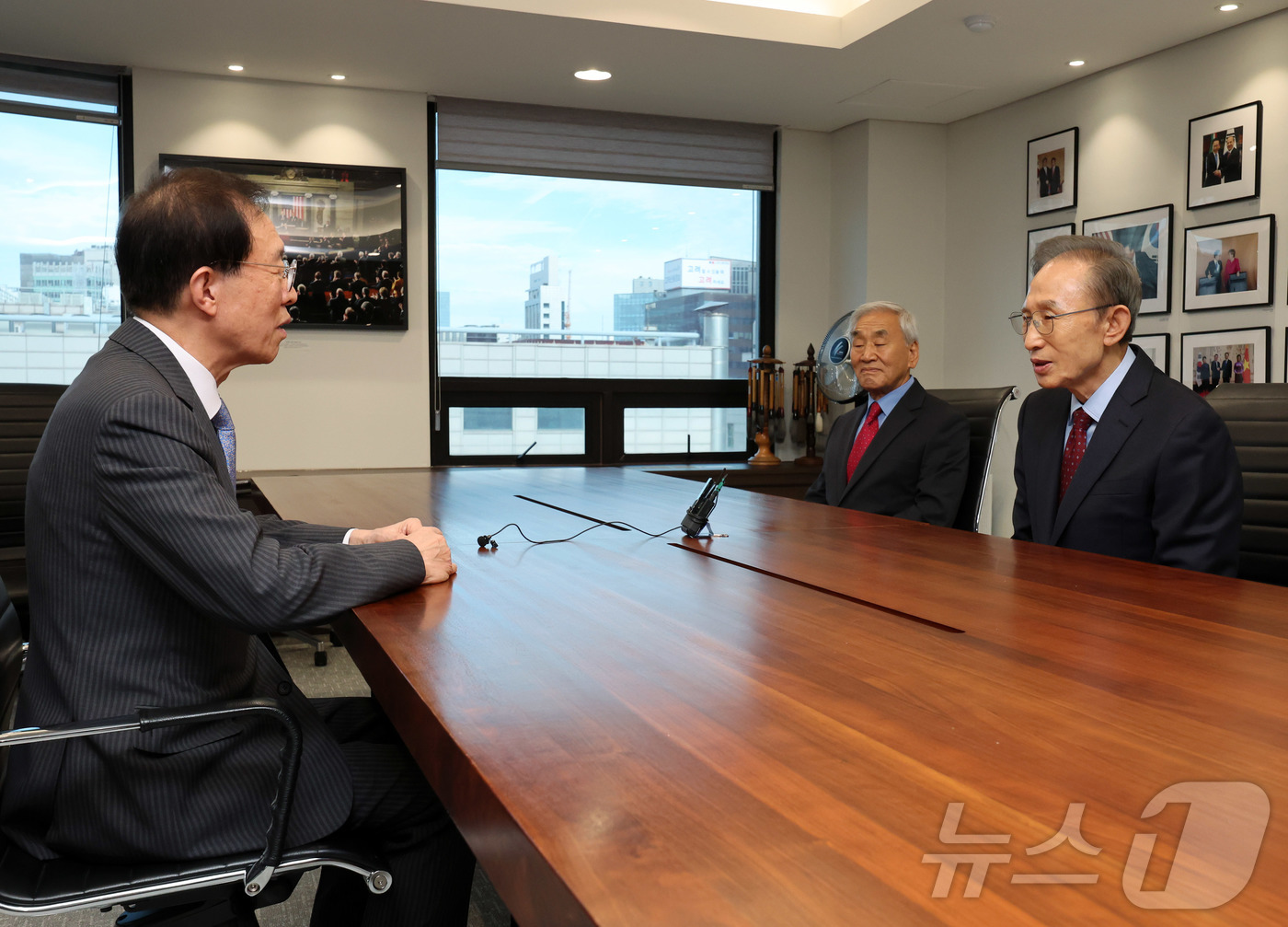 (서울=뉴스1) 김성진 기자 = 이명박 전 대통령이 23일 서울 서초구 청계재단에서 이석연 국민통합위원장과 대화하고 있다. (공동취재) 2025.9.23/뉴스1