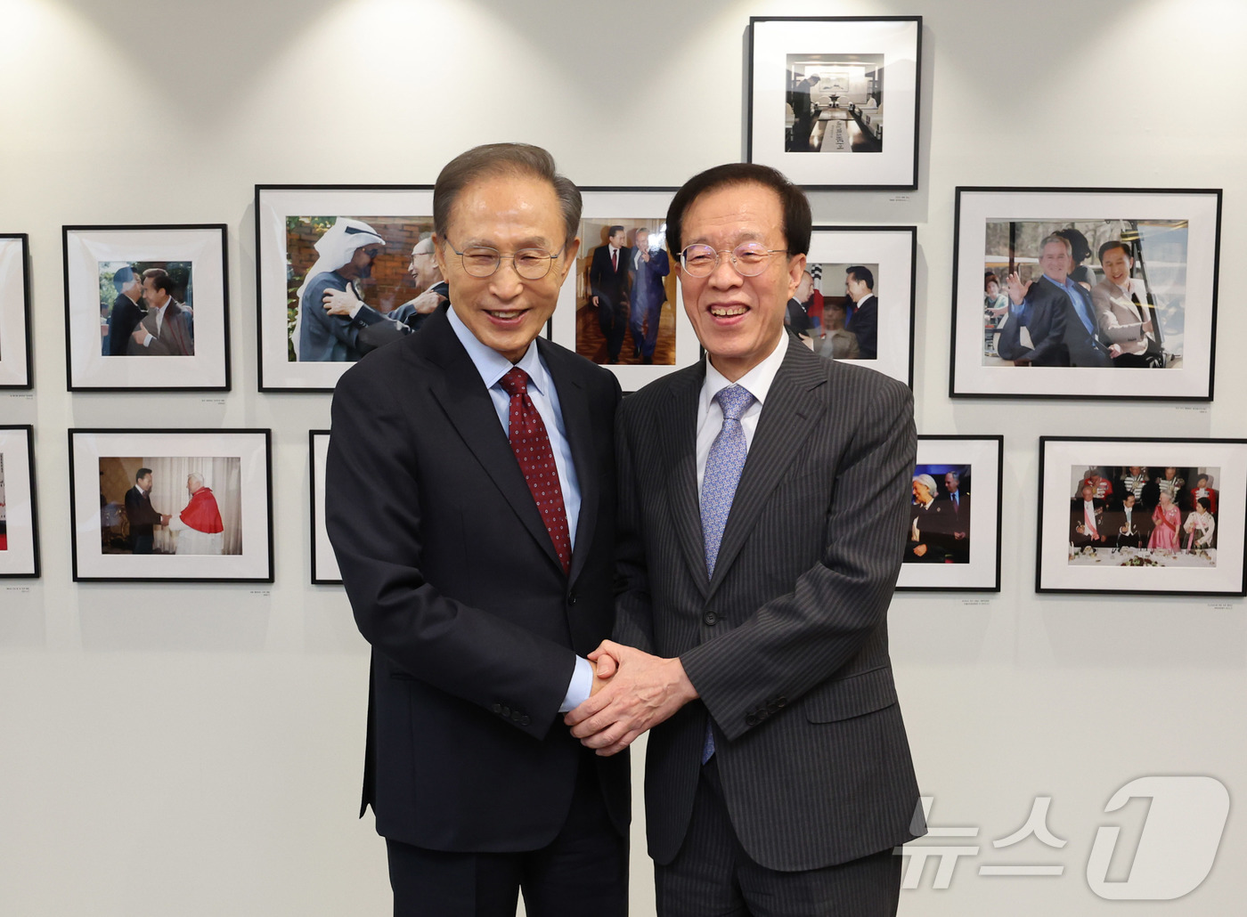 (서울=뉴스1) 김성진 기자 = 이명박 전 대통령이 23일 서울 서초구 청계재단에서 이석연 국민통합위원장과 기념촬영을 하고 있다. (공동취재) 2025.9.23/뉴스1