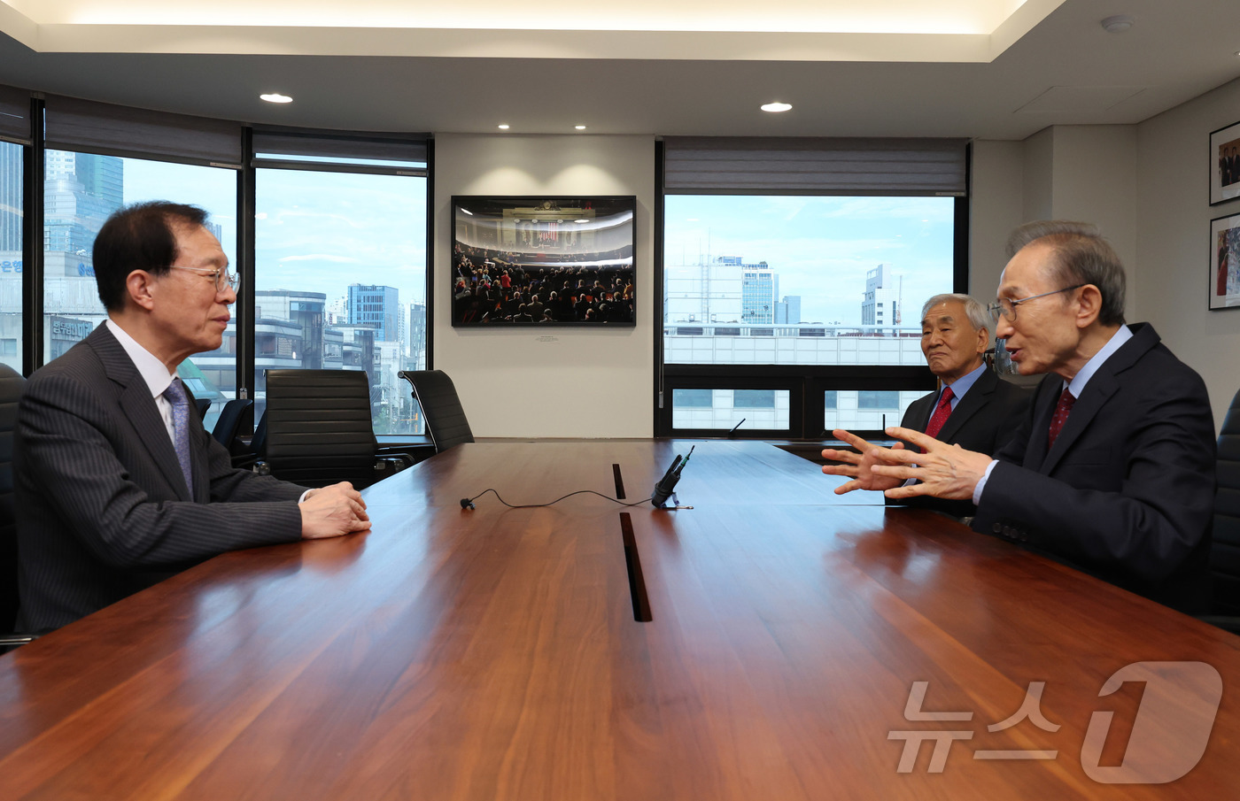 (서울=뉴스1) 김성진 기자 = 이명박 전 대통령이 23일 서울 서초구 청계재단에서 이석연 국민통합위원장과 대화하고 있다. (공동취재) 2025.9.23/뉴스1