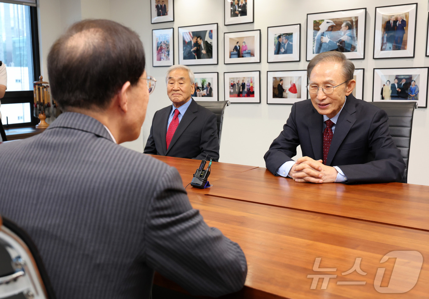 (서울=뉴스1) 김성진 기자 = 이명박 전 대통령이 23일 서울 서초구 청계재단에서 이석연 국민통합위원장과 대화하고 있다. (공동취재) 2025.9.23/뉴스1