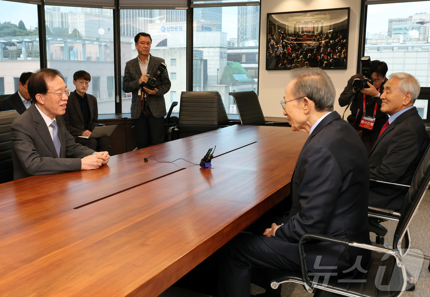 (서울=뉴스1) 김성진 기자 = 이명박 전 대통령이 23일 서울 서초구 청계재단에서 이석연 국민통합위원장과 대화하고 있다. (공동취재) 2025.9.23/뉴스1