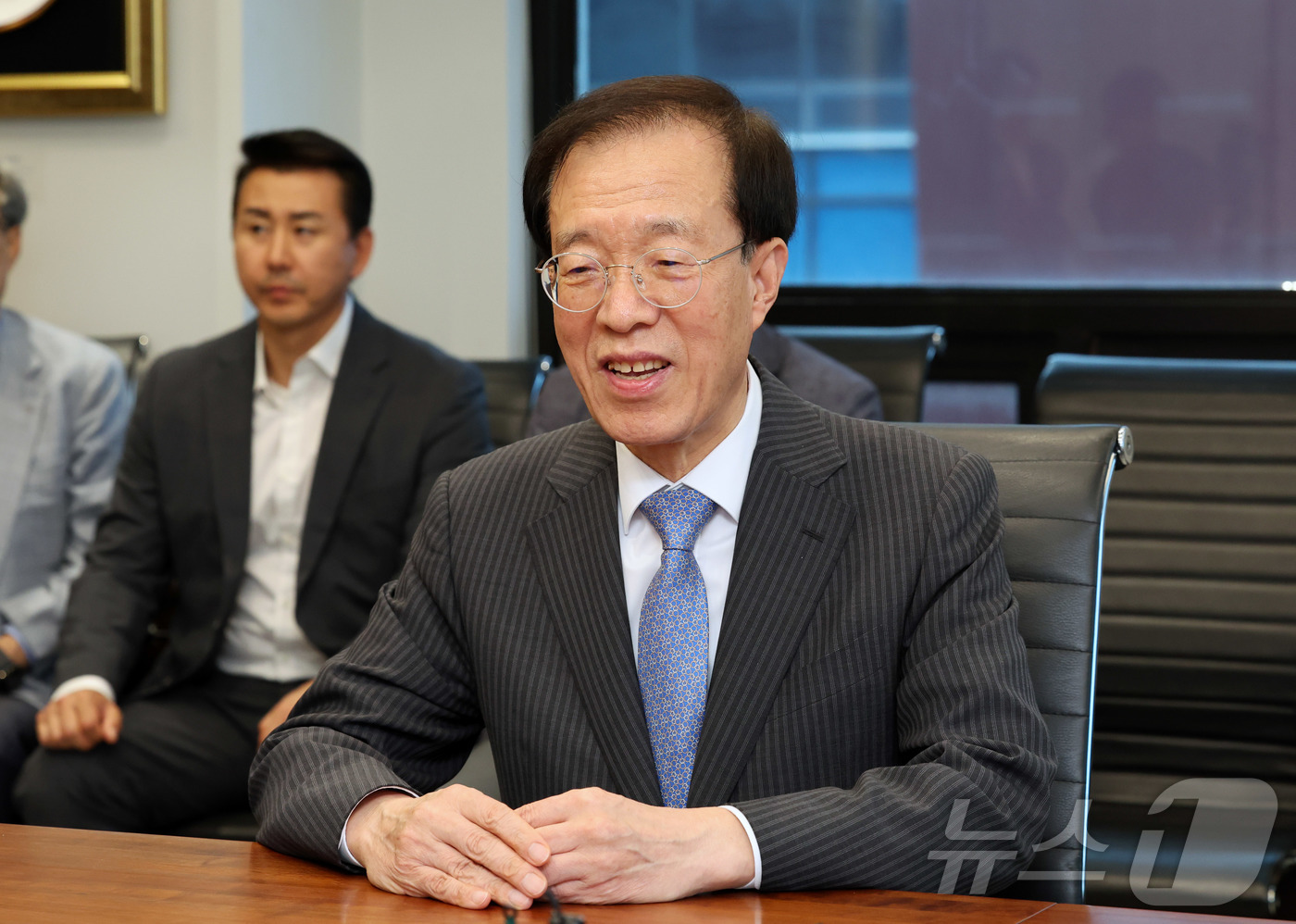 (서울=뉴스1) 김성진 기자 = 이석연 국민통합위원장이 23일 오후 서울 서초구 청계재단을 찾아 이명박 전 대통령과 대화하고 있다. (공동취재) 2025.9.23/뉴스1