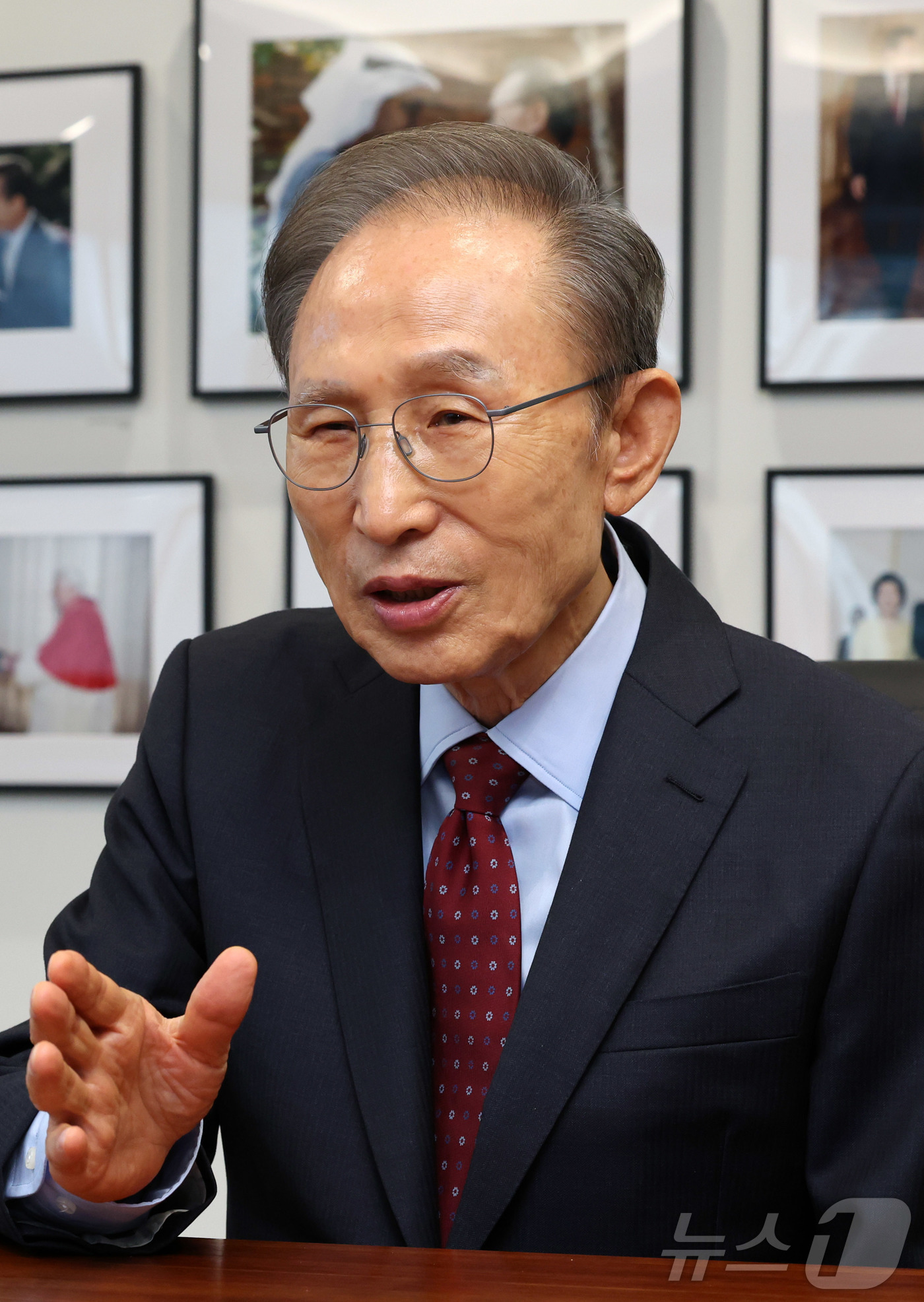 (서울=뉴스1) 김성진 기자 = 이명박 전 대통령이 23일 서울 서초구 청계재단에서 이석연 국민통합위원장과 대화하고 있다. (공동취재) 2025.9.23/뉴스1