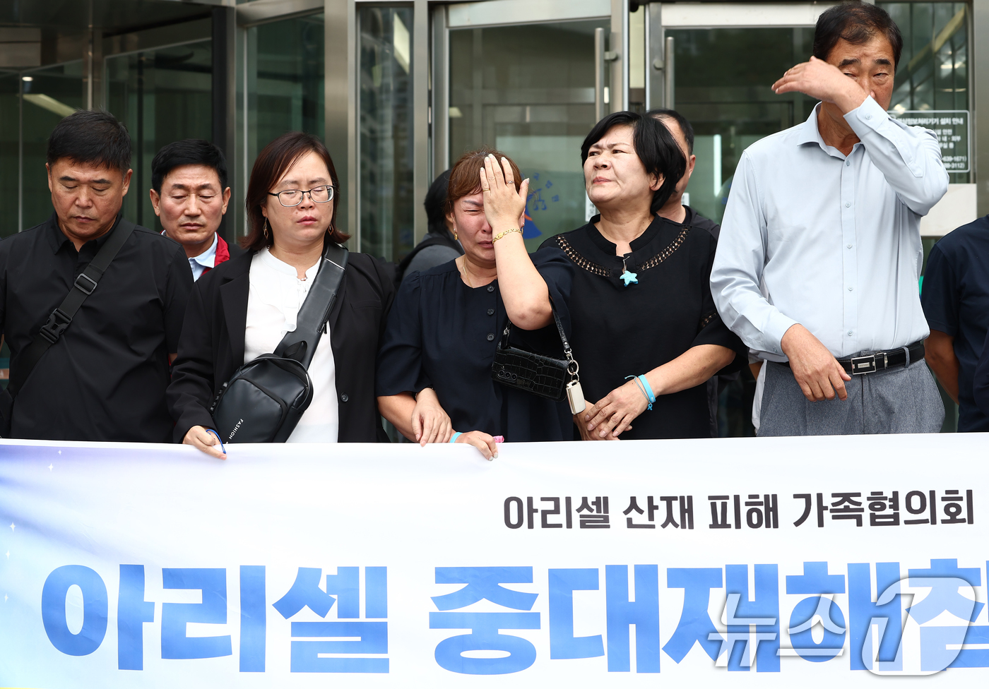 (수원=뉴스1) 김민지 기자 = 지난해 23명이 사망한 '화성 아리셀 공장 화재'로 재판에 넘겨진 박순관 아리셀 대표이사에게 법원이 '징역 15년'을 선고한 23일 오후 경기 수원 …