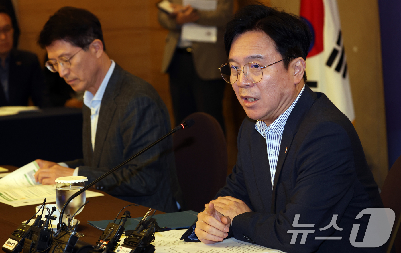 (서울=뉴스1) 김명섭 기자 = 김영훈 고용노동부 장관이 23일 서울 중구 명동 로얄호텔에서 열린 추락사고 예방을 위한 건설사 간담회에서 모두 발언을 하고 있다. 2025.9.23 …