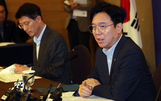 한 달 만에 재소집 건설사 긴장…김영훈 "현장 안전, CEO가 직접 챙겨라"