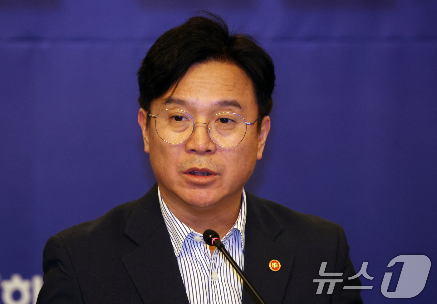 (서울=뉴스1) 김명섭 기자 = 김영훈 고용노동부 장관이 23일 서울 중구 명동 로얄호텔에서 열린 추락사고 예방을 위한 건설사 간담회에서 모두 발언을 하고 있다. 2025.9.23 …