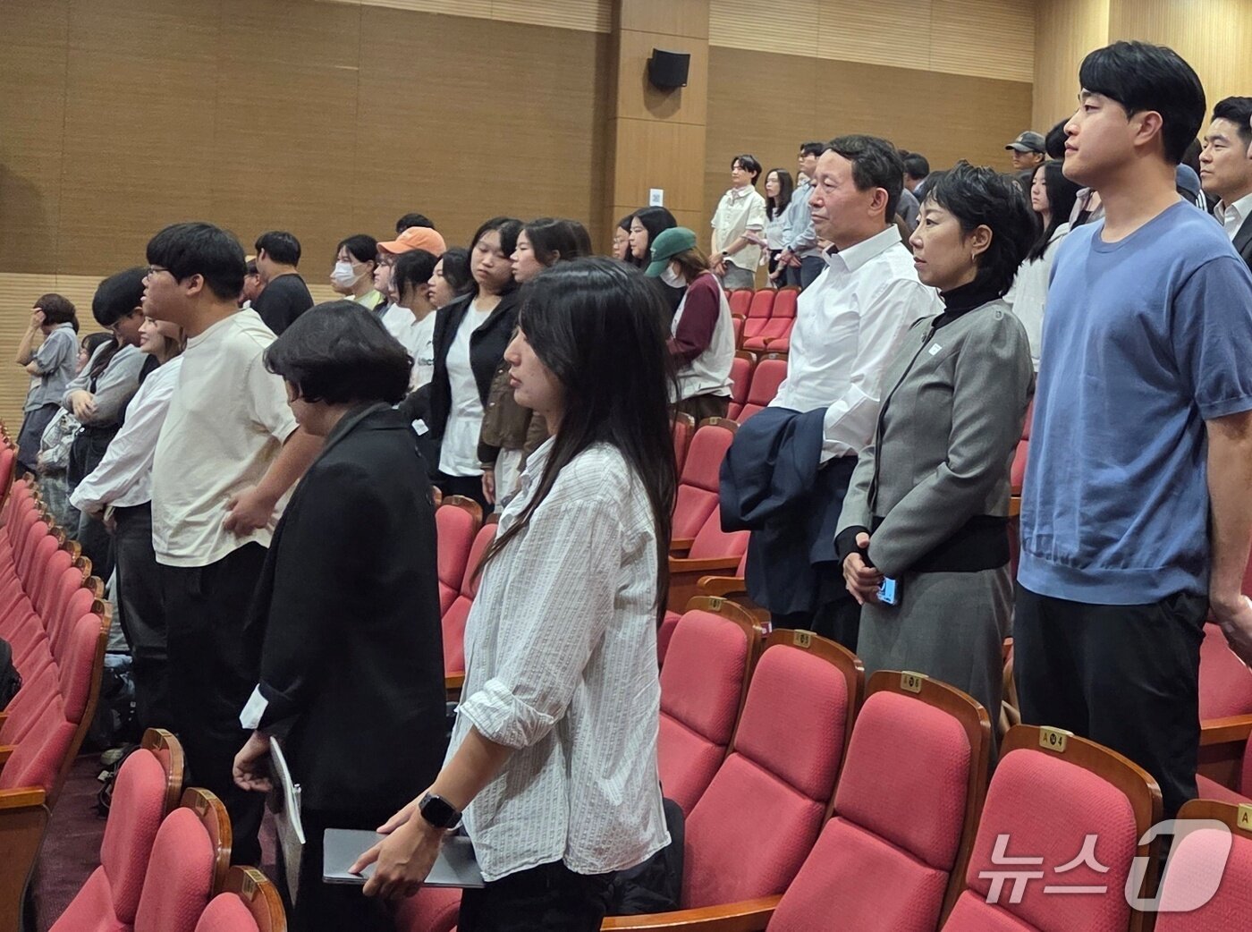 본문 이미지 - 23일 봉사동물 지원 법적 근거 마련을 위한 국회정책포럼 참석자들이 국민의례 후 착석하고 있다. ⓒ 뉴스1