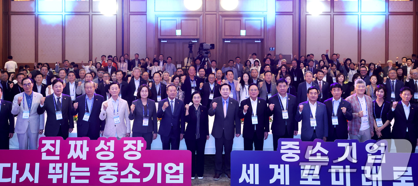 (서울=뉴스1) = 한성숙 중소벤처기업부 장관이 23일 제주 서귀포시 롯데호텔 제주에서 열린 '2025 중소기업 리더스포럼'에서 참석자들과 기념 촬영을 하고 있다. (중소벤처기업부 …