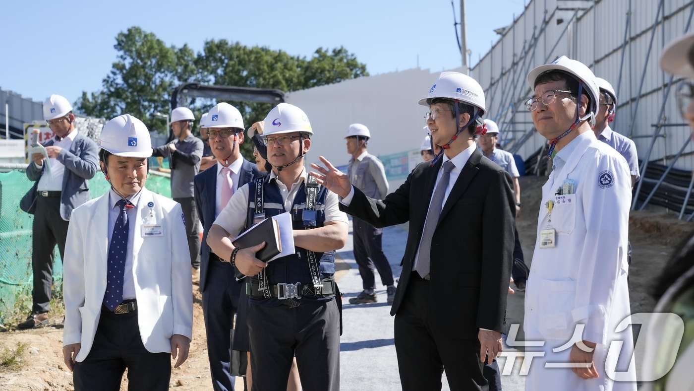 (서울=뉴스1) = 임승관 질병관리청 청장이 23일 광주광역시 호남권 감염병전문병원 건립 현장을 방문해 공사 추진 상황을 점검하고 있다. (질병관리청 제공. 재판매 및 DB 금지) …