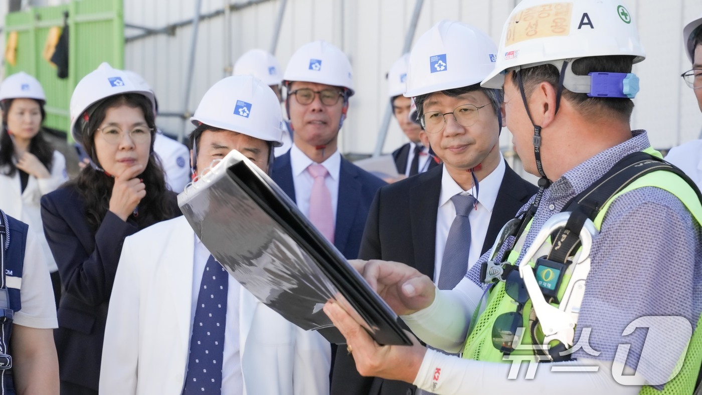 (서울=뉴스1) = 임승관 질병관리청 청장이 23일 광주광역시 호남권 감염병전문병원 건립 현장을 방문해 공사 추진 상황을 점검하고 있다. (질병관리청 제공. 재판매 및 DB 금지) …