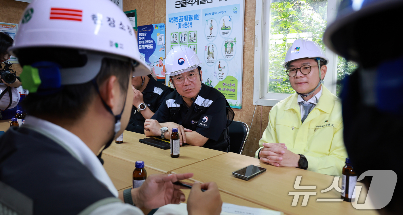 (서울=뉴스1) = 김영훈 고용노동부 장관이 23일 정원오 성동구청장과 함께 서울 성동구에 위치한 신축 건설공사 현장을 불시 점검하고 있다. (고용노동부 제공. 재판매 및 DB 금 …