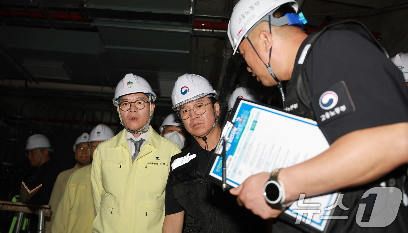 (서울=뉴스1) = 김영훈 고용노동부 장관이 23일 정원오 성동구청장과 함께 서울 성동구에 위치한 신축 건설공사 현장을 불시 점검하고 있다. (고용노동부 제공. 재판매 및 DB 금 …