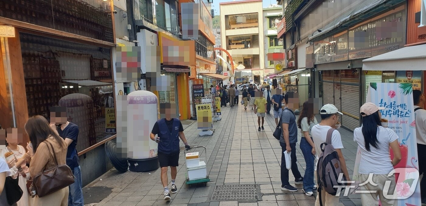 본문 이미지 - 23일 오후 4시쯤 찾은 부산 중구 자갈치 시장 인근의 먹자 골목. 2025.9.7/뉴스1 ⓒ News1 김태형 기자