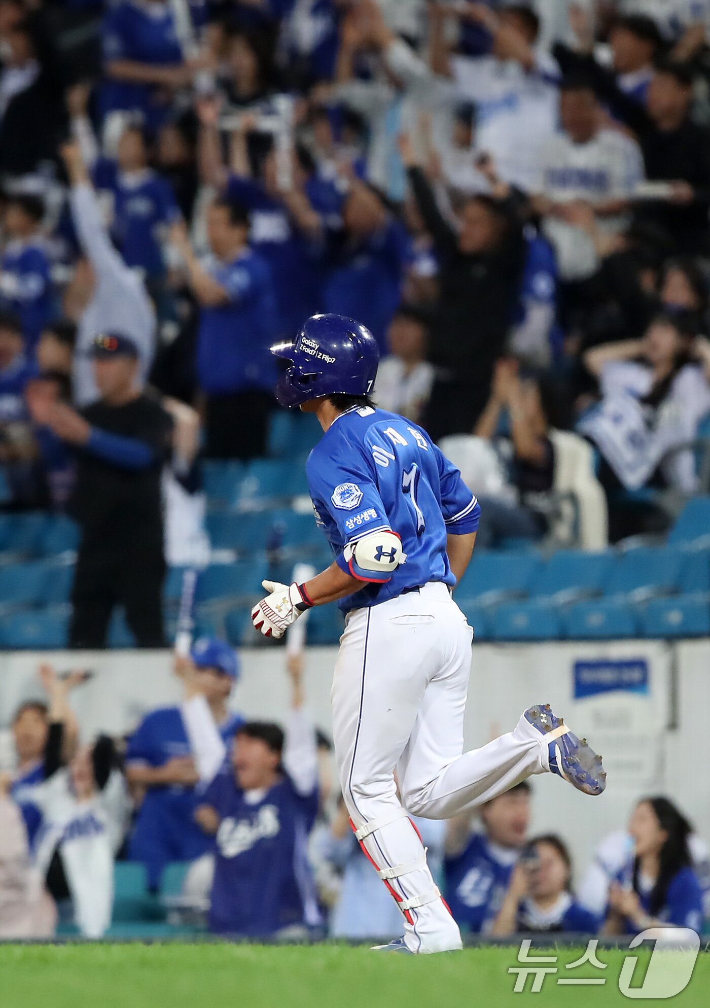본문 이미지 - 23일 오후 대구 수성구 삼성라이온즈파크에서 열린 프로야구 &#39;2025 신한 SOL뱅크 KBO 리그&#39; 두산 베어스와 삼성 라이온즈 경기, 3회말 1사 1루 상황 삼성 1번타자 이재현이 두산 콜어빈을 상대로 좌월 2점 홈런을 때린 뒤 홈으로 달리고 있다. 2025.9.23/뉴스1 ⓒ News1 공정식 기자