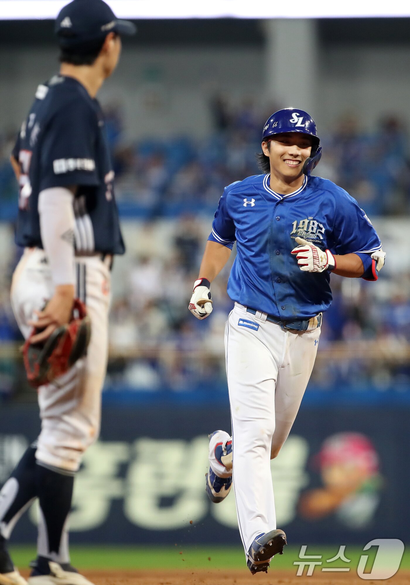 본문 이미지 - 23일 오후 대구 수성구 삼성라이온즈파크에서 열린 프로야구 '2025 신한 SOL뱅크 KBO 리그' 두산 베어스와 삼성 라이온즈 경기, 3회말 1사 1루 상황 삼성 1번타자 이재현이 두산 콜어빈을 상대로 좌월 2점 홈런을 때린 뒤 홈으로 달리고 있다. 2025.9.23/뉴스1 ⓒ News1 공정식 기자